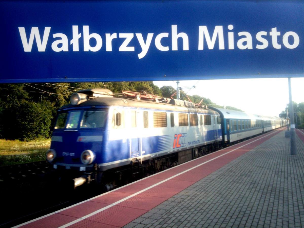 Art Mieszkanie Blisko Dworca Pkp Walbrzych Miasto ภายนอก รูปภาพ
