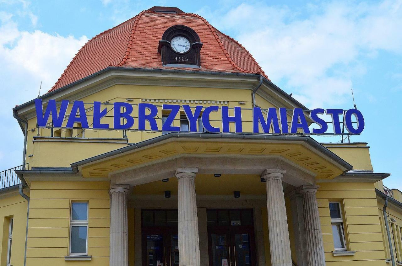 Art Mieszkanie Blisko Dworca Pkp Walbrzych Miasto ภายนอก รูปภาพ